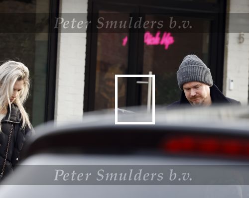 Laren 6 januari 2023
Johnny de Mol en zijn vrouw Anouk de Mol bij Joe and the juice in Laren .