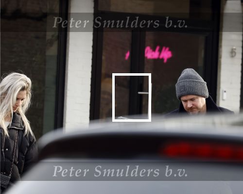 Laren 6 januari 2023
Johnny de Mol en zijn vrouw Anouk de Mol bij Joe and the juice in Laren .