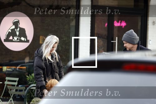 Laren 6 januari 2023
Johnny de Mol en zijn vrouw Anouk de Mol bij Joe and the juice in Laren .
