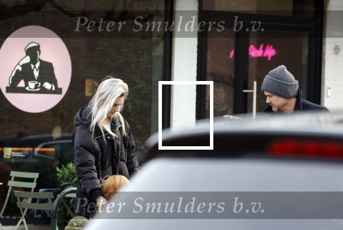 Laren 6 januari 2023
Johnny de Mol en zijn vrouw Anouk de Mol bij Joe and the juice in Laren .