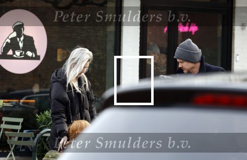 Laren 6 januari 2023
Johnny de Mol en zijn vrouw Anouk de Mol bij Joe and the juice in Laren .
