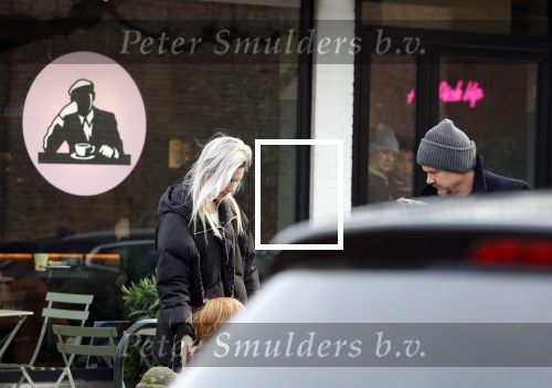 Laren 6 januari 2023
Johnny de Mol en zijn vrouw Anouk de Mol bij Joe and the juice in Laren .