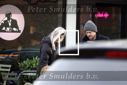 Laren 6 januari 2023
Johnny de Mol en zijn vrouw Anouk de Mol bij Joe and the juice in Laren .