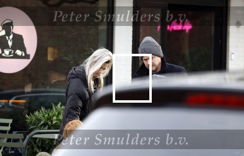 Laren 6 januari 2023
Johnny de Mol en zijn vrouw Anouk de Mol bij Joe and the juice in Laren .