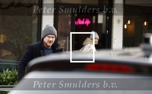 Laren 6 januari 2023
Johnny de Mol en zijn vrouw Anouk de Mol bij Joe and the juice in Laren .