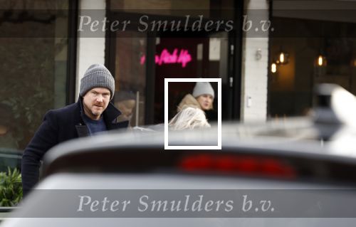Laren 6 januari 2023
Johnny de Mol en zijn vrouw Anouk de Mol bij Joe and the juice in Laren .
