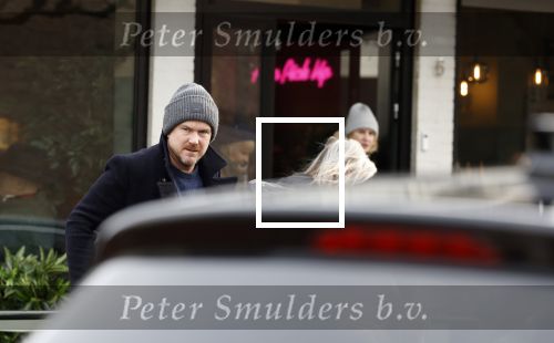 Laren 6 januari 2023
Johnny de Mol en zijn vrouw Anouk de Mol bij Joe and the juice in Laren .