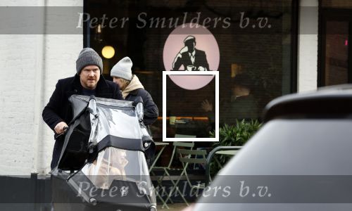 Laren 6 januari 2023
Johnny de Mol en zijn vrouw Anouk de Mol bij Joe and the juice in Laren .