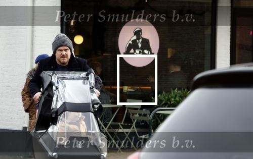 Laren 6 januari 2023
Johnny de Mol en zijn vrouw Anouk de Mol bij Joe and the juice in Laren .