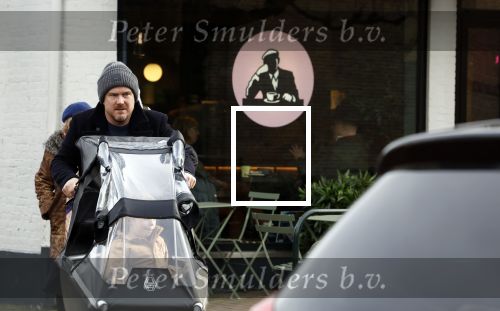 Laren 6 januari 2023
Johnny de Mol en zijn vrouw Anouk de Mol bij Joe and the juice in Laren .