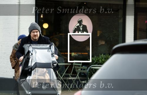 Laren 6 januari 2023
Johnny de Mol en zijn vrouw Anouk de Mol bij Joe and the juice in Laren .