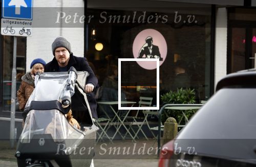 Laren 6 januari 2023
Johnny de Mol en zijn vrouw Anouk de Mol bij Joe and the juice in Laren .