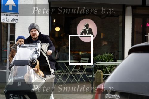 Laren 6 januari 2023
Johnny de Mol en zijn vrouw Anouk de Mol bij Joe and the juice in Laren .