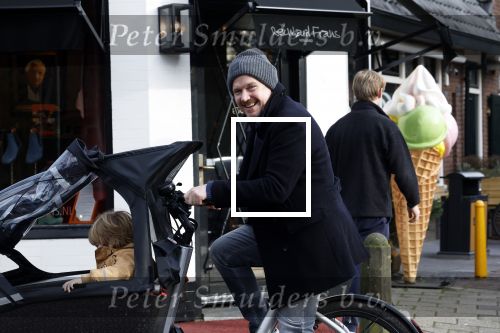 Laren 6 januari 2023
Johnny de Mol en zijn vrouw Anouk de Mol bij Joe and the juice in Laren .