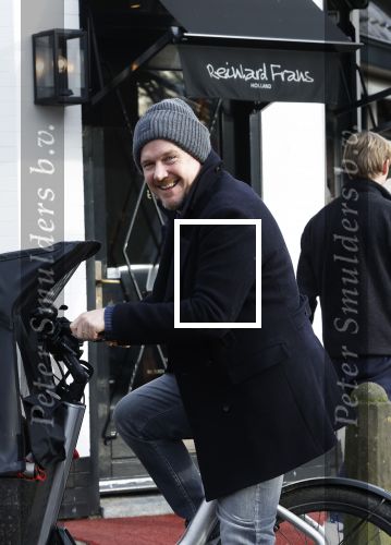 Laren 6 januari 2023
Johnny de Mol en zijn vrouw Anouk de Mol bij Joe and the juice in Laren .