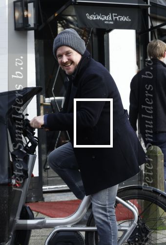Laren 6 januari 2023
Johnny de Mol en zijn vrouw Anouk de Mol bij Joe and the juice in Laren .
