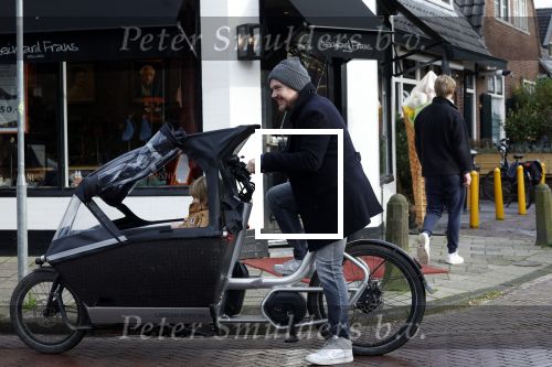 Laren 6 januari 2023
Johnny de Mol en zijn vrouw Anouk de Mol bij Joe and the juice in Laren .