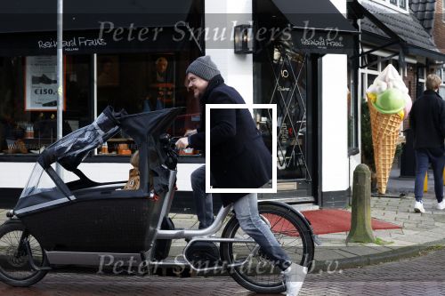 Laren 6 januari 2023
Johnny de Mol en zijn vrouw Anouk de Mol bij Joe and the juice in Laren .