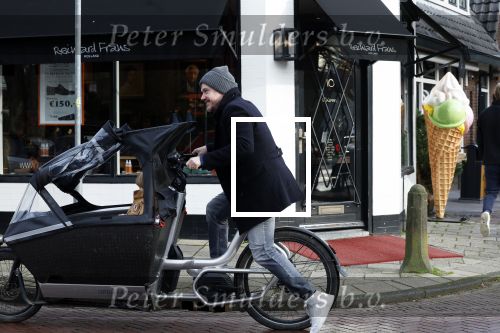 Laren 6 januari 2023
Johnny de Mol en zijn vrouw Anouk de Mol bij Joe and the juice in Laren .