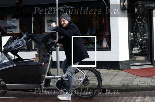 Laren 6 januari 2023
Johnny de Mol en zijn vrouw Anouk de Mol bij Joe and the juice in Laren .