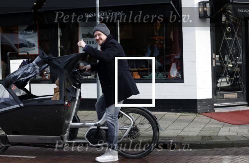 Laren 6 januari 2023
Johnny de Mol en zijn vrouw Anouk de Mol bij Joe and the juice in Laren .