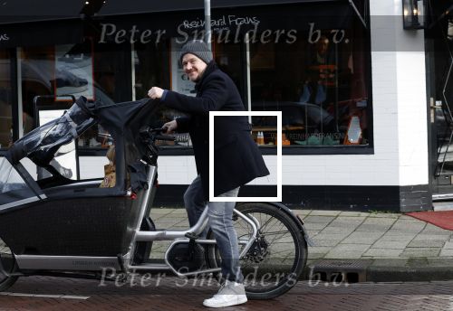 Laren 6 januari 2023
Johnny de Mol en zijn vrouw Anouk de Mol bij Joe and the juice in Laren .