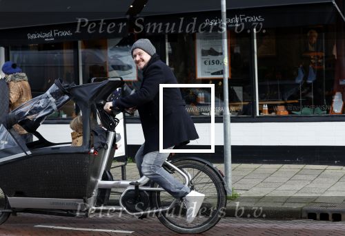Laren 6 januari 2023
Johnny de Mol en zijn vrouw Anouk de Mol bij Joe and the juice in Laren .