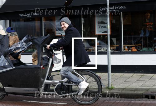 Laren 6 januari 2023
Johnny de Mol en zijn vrouw Anouk de Mol bij Joe and the juice in Laren .