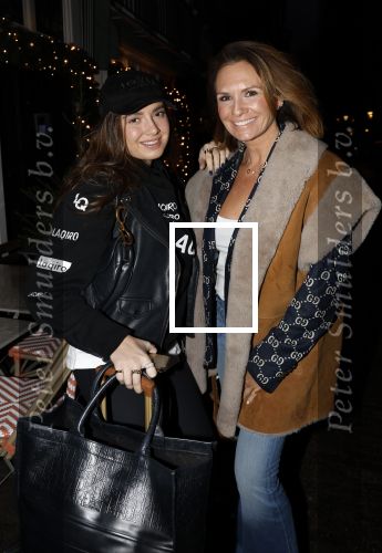 Amsterdam 9 november 2022
Leontine Ruiters met haar dochter Jada Borsato bij presentatie Iris Zeilstra.