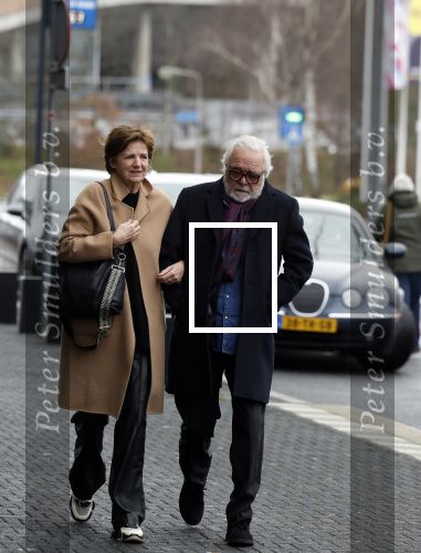 Hilversum 29 december 2022
Bij Beeld en Geluid op het mediapark  konden mensen afscheid nemen van Han Peekel . Martine v Os met haar man