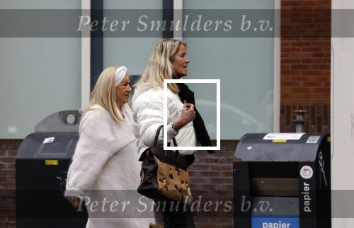 Alkmaar 21 december 2022
Mary Borsato en .... arriveren op de verjaardag van Marco Borsato bij zijn appartement.