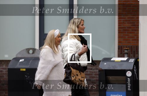 Alkmaar 21 december 2022
Mary Borsato en .... arriveren op de verjaardag van Marco Borsato bij zijn appartement.