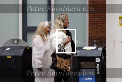 Alkmaar 21 december 2022
Mary Borsato en .... arriveren op de verjaardag van Marco Borsato bij zijn appartement.