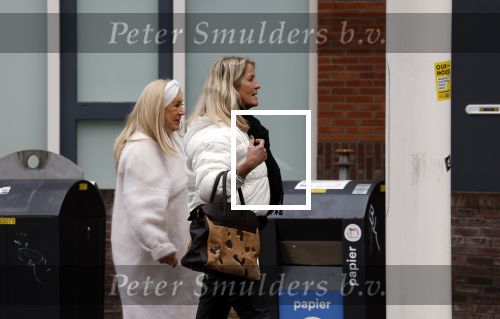 Alkmaar 21 december 2022
Mary Borsato en .... arriveren op de verjaardag van Marco Borsato bij zijn appartement.