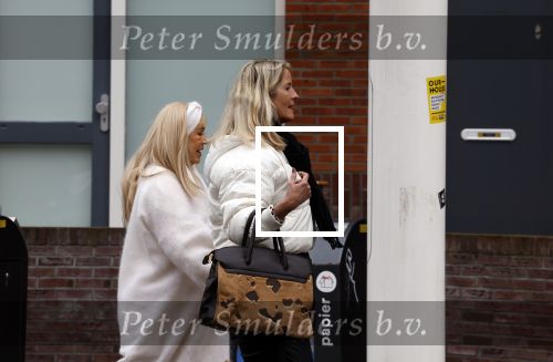 Alkmaar 21 december 2022
Mary Borsato en .... arriveren op de verjaardag van Marco Borsato bij zijn appartement.