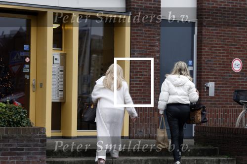 Alkmaar 21 december 2022
Mary Borsato en .... arriveren op de verjaardag van Marco Borsato bij zijn appartement.