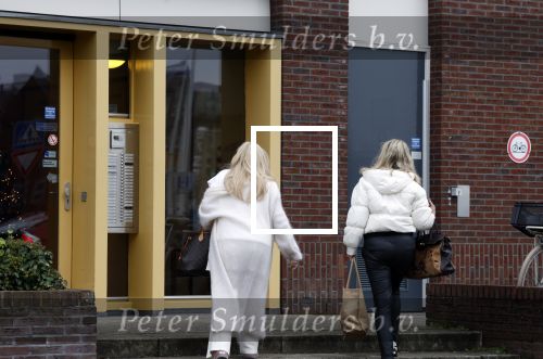 Alkmaar 21 december 2022
Mary Borsato en .... arriveren op de verjaardag van Marco Borsato bij zijn appartement.