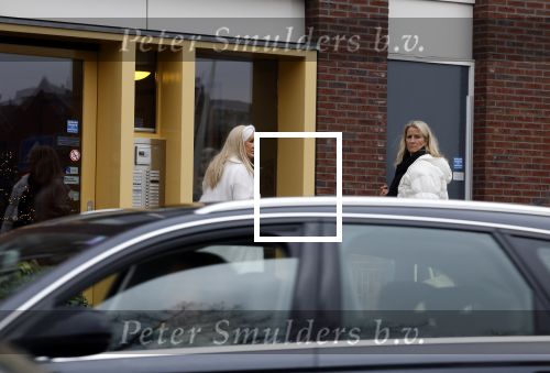 Alkmaar 21 december 2022
Mary Borsato en .... arriveren op de verjaardag van Marco Borsato bij zijn appartement.