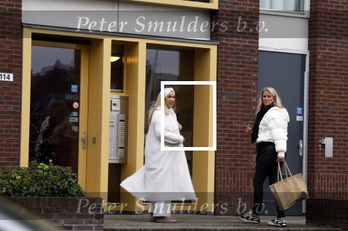 Alkmaar 21 december 2022
Mary Borsato en .... arriveren op de verjaardag van Marco Borsato bij zijn appartement.