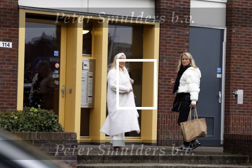 Alkmaar 21 december 2022
Mary Borsato en .... arriveren op de verjaardag van Marco Borsato bij zijn appartement.