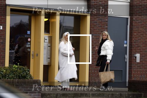 Alkmaar 21 december 2022
Mary Borsato en .... arriveren op de verjaardag van Marco Borsato bij zijn appartement.