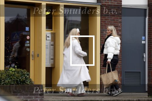 Alkmaar 21 december 2022
Mary Borsato en .... arriveren op de verjaardag van Marco Borsato bij zijn appartement.