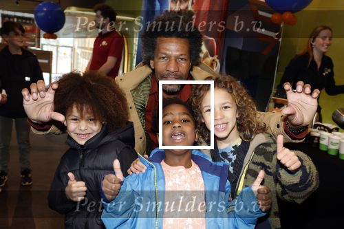 Amsterdam 27 maart 2022
Premiere Sonic in Pathe arena met in de hoofdrollen Najib Amhali Carolina Dijkhuizen . Mike libanon met zoons