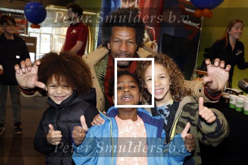 Amsterdam 27 maart 2022
Premiere Sonic in Pathe arena met in de hoofdrollen Najib Amhali Carolina Dijkhuizen . Mike libanon met zoons