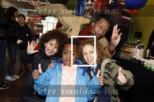 Amsterdam 27 maart 2022
Premiere Sonic in Pathe arena met in de hoofdrollen Najib Amhali Carolina Dijkhuizen . Mike libanon met zoons
