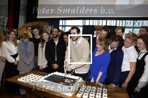 Almere 3 januari 2022
Presentatie cast Les Miserables in Almere .
Milan van Waardenburg, Freek Bartels, Rene van Kooten, Vajen van den Bosch, Ellen Pieters, Channah Hewitt, Michael Muyderman, Yannick Pluggers, Hans Cornelissen, Erwin van Lambaart, Ruud de Graaf, Yoran de Bont, Sem van der Heijden, Mark Roy Luykx, Donna Jo Aerts, Lisanne Veeneman, Sem Gerritsma, Janne Kolpa en James Powell bij de eerste repetitiedag van Les Miserables in de Kunstlinie in Almere.