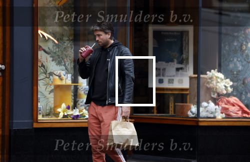 Amsterdam 28 december 2022
Rick Brandsteder haalt vers sapje op de van Woustraat