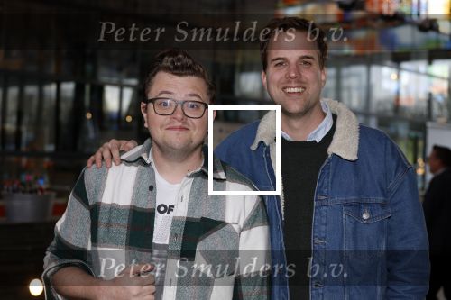 Hilversum 9 januari 2023
Arjan Lubach wordt bij beeld en Geluid gekozen tot mediapersoon van 2022. Andre v Duin reikt hem de prijs uit . Rob Janssen en Wijnand Speelman
