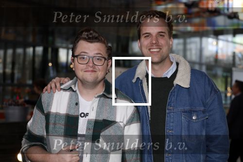 Hilversum 9 januari 2023
Arjan Lubach wordt bij beeld en Geluid gekozen tot mediapersoon van 2022. Andre v Duin reikt hem de prijs uit . Rob Janssen en Wijnand Speelman