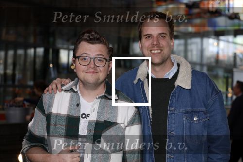 Hilversum 9 januari 2023
Arjan Lubach wordt bij beeld en Geluid gekozen tot mediapersoon van 2022. Andre v Duin reikt hem de prijs uit . Rob Janssen en Wijnand Speelman